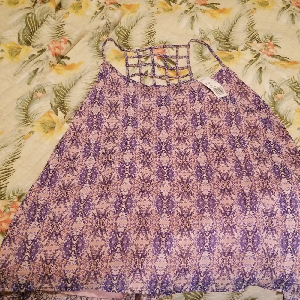 Tank top size 3x, but its runs on the smaller so
